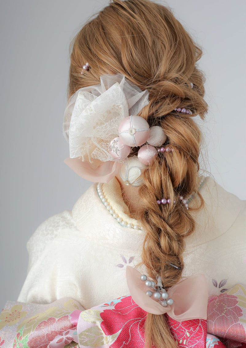 【髪飾り：白やピンクのちりめん細工にチュールやパールのかわいいよくばりセット】hair-67