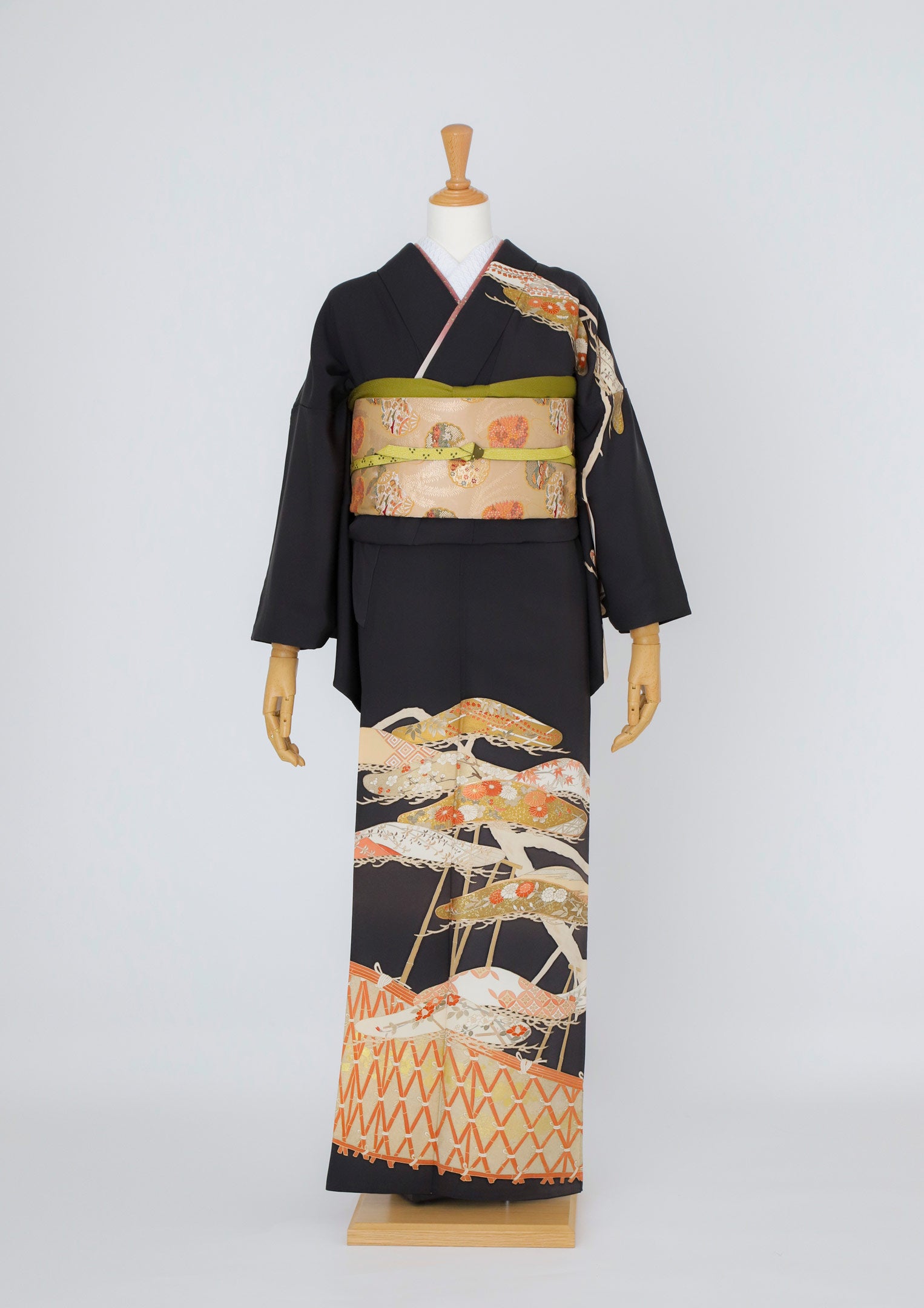 訪問着レンタル：黒に松】黒色で重厚感のある佇まいに D-M3 – kimono