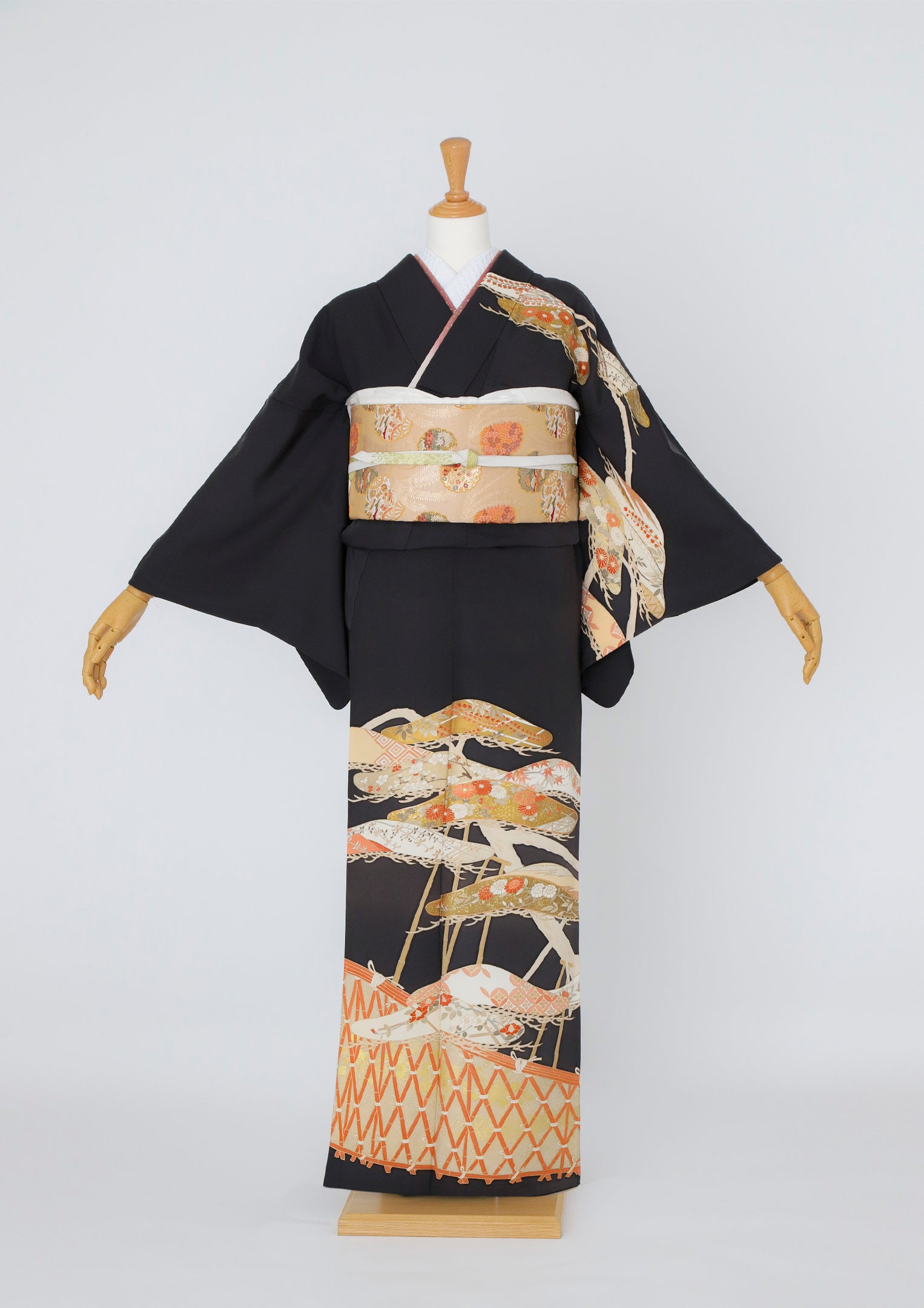 訪問着レンタル：黒に松】黒色で重厚感のある佇まいに D-M3 – kimono