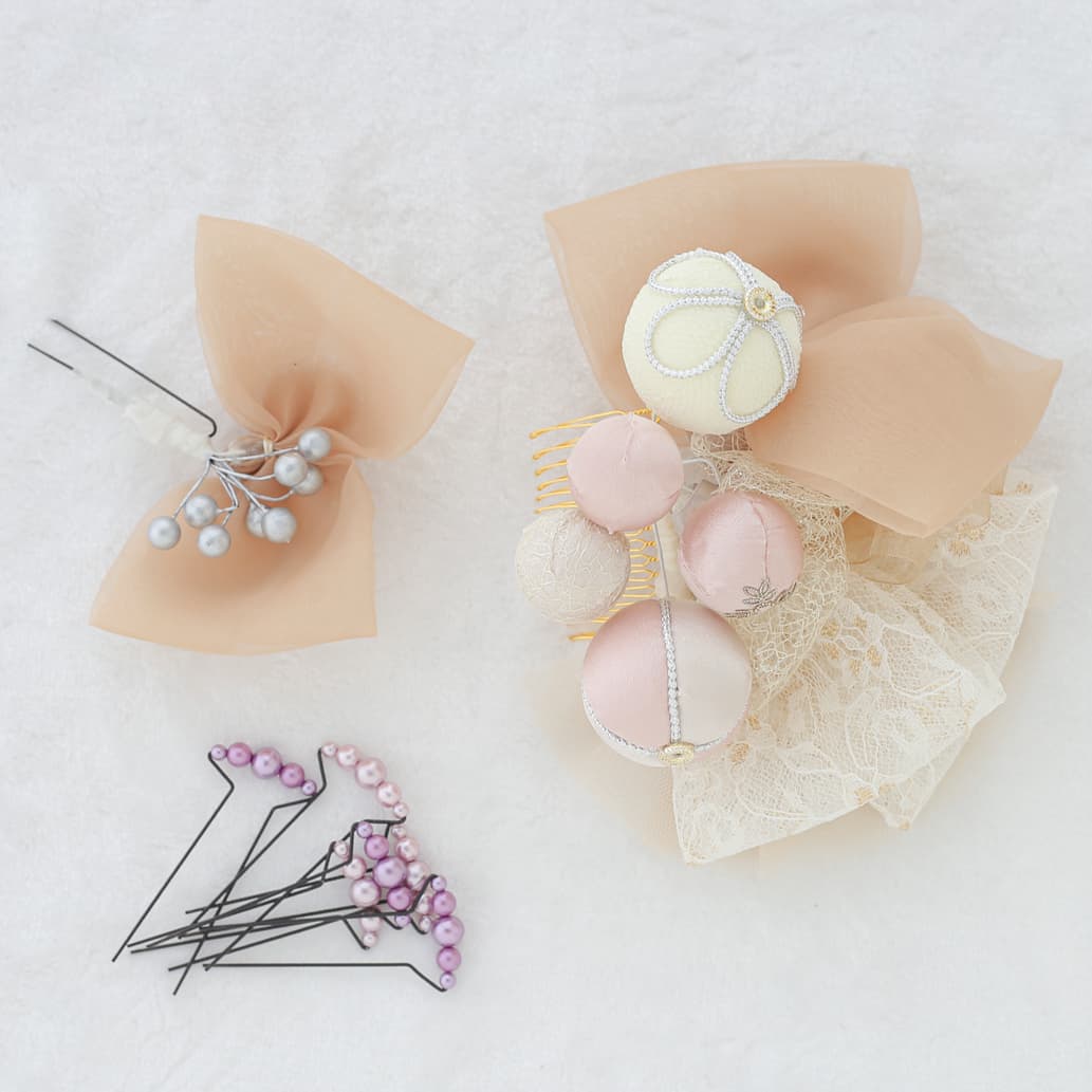 髪飾り販売：成人式・卒業式に！白やピンクのちりめん細工にチュールや