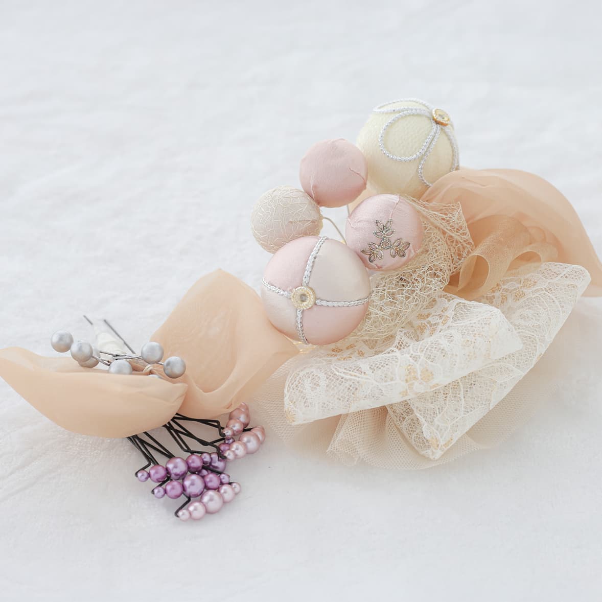 髪飾り販売：成人式・卒業式に！白やピンクのちりめん細工にチュールや