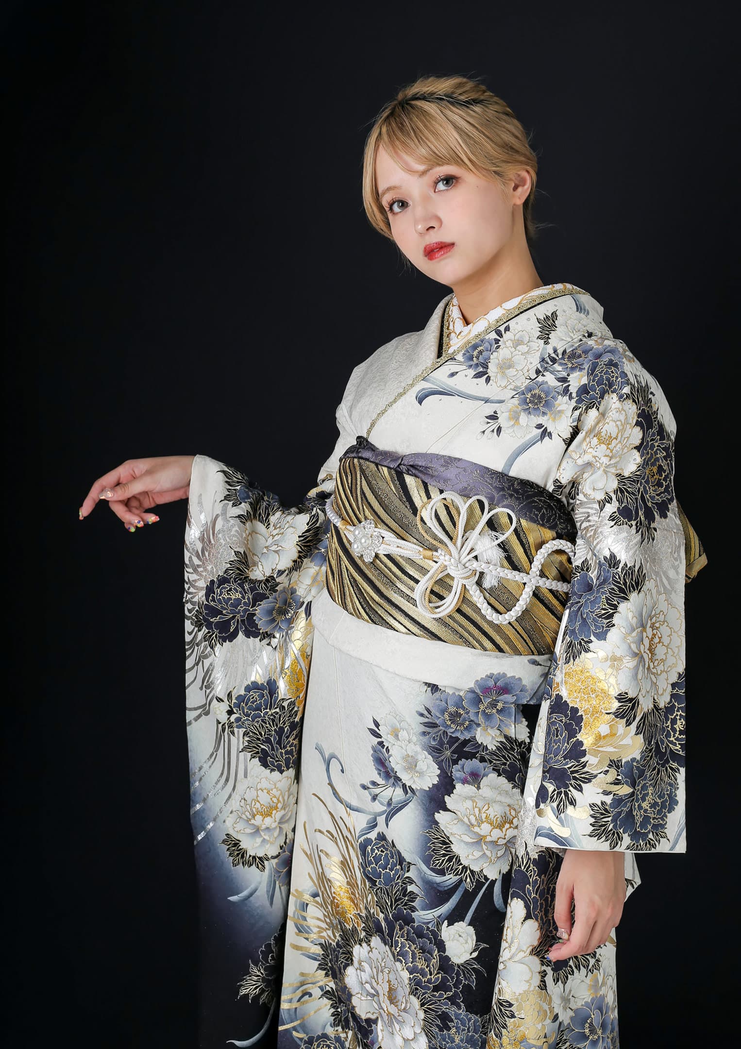 振袖ネットレンタル：白黒のぼかし】菊と牡丹が粋でかっこいい/KH-187 – kimono-hearts-onlinestore