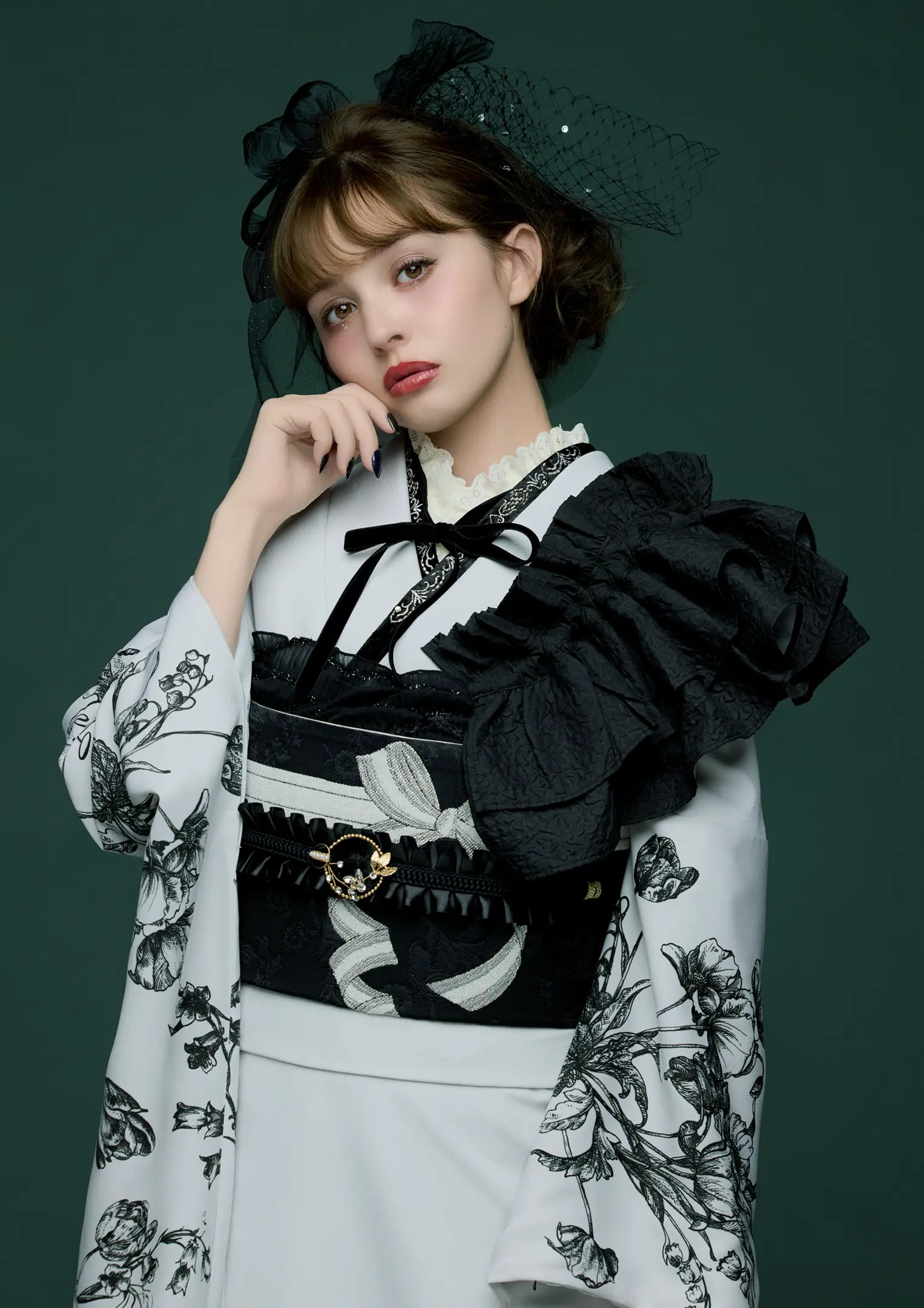 振袖ネットレンタル:モノクロでシンプルなデザイン】肩のフリルが個性 振袖ネットレンタル:モノクロでシンプルなデザイン】肩のフリルが個性