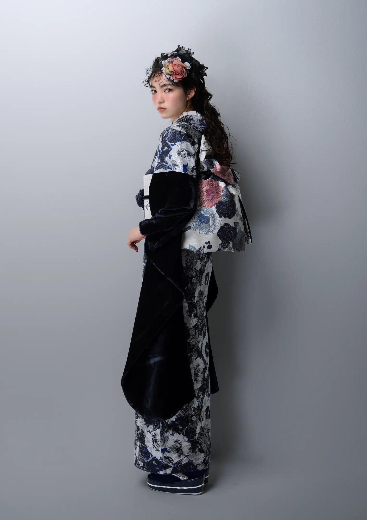 【振袖ネットレンタル：ネイビー花影振袖】ジャガード風のキラめき振袖/KH-526