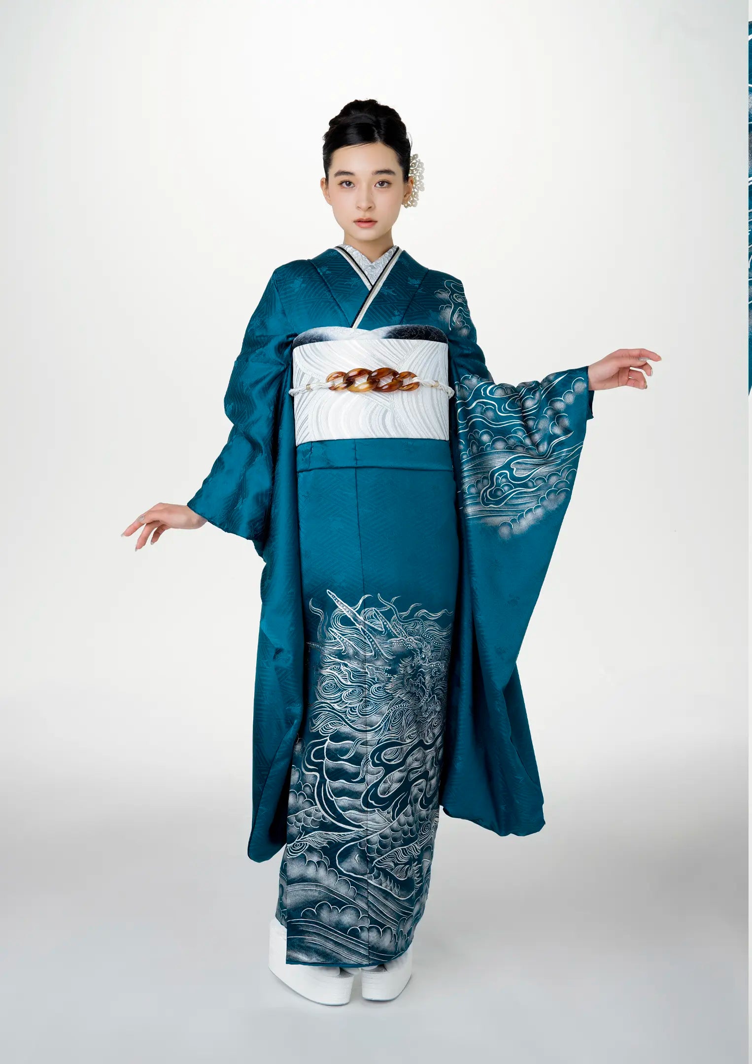 【振袖ネットレンタル：青緑の龍と凛とした立ち姿】まとめ髪で艶っぽく仕上げて/KH-573