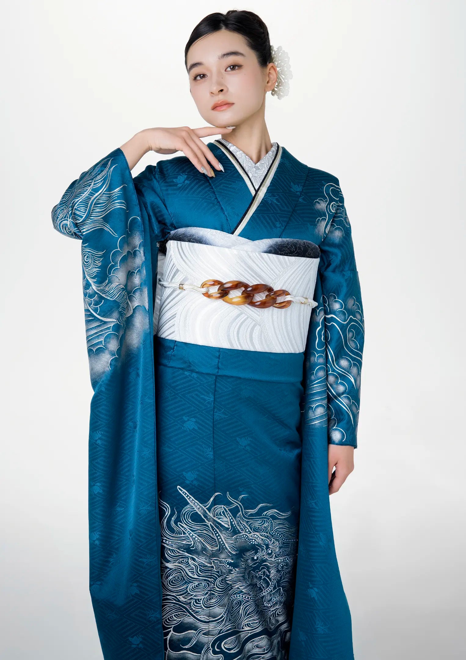 【振袖ネットレンタル：青緑の龍と凛とした立ち姿】まとめ髪で艶っぽく仕上げて/KH-573