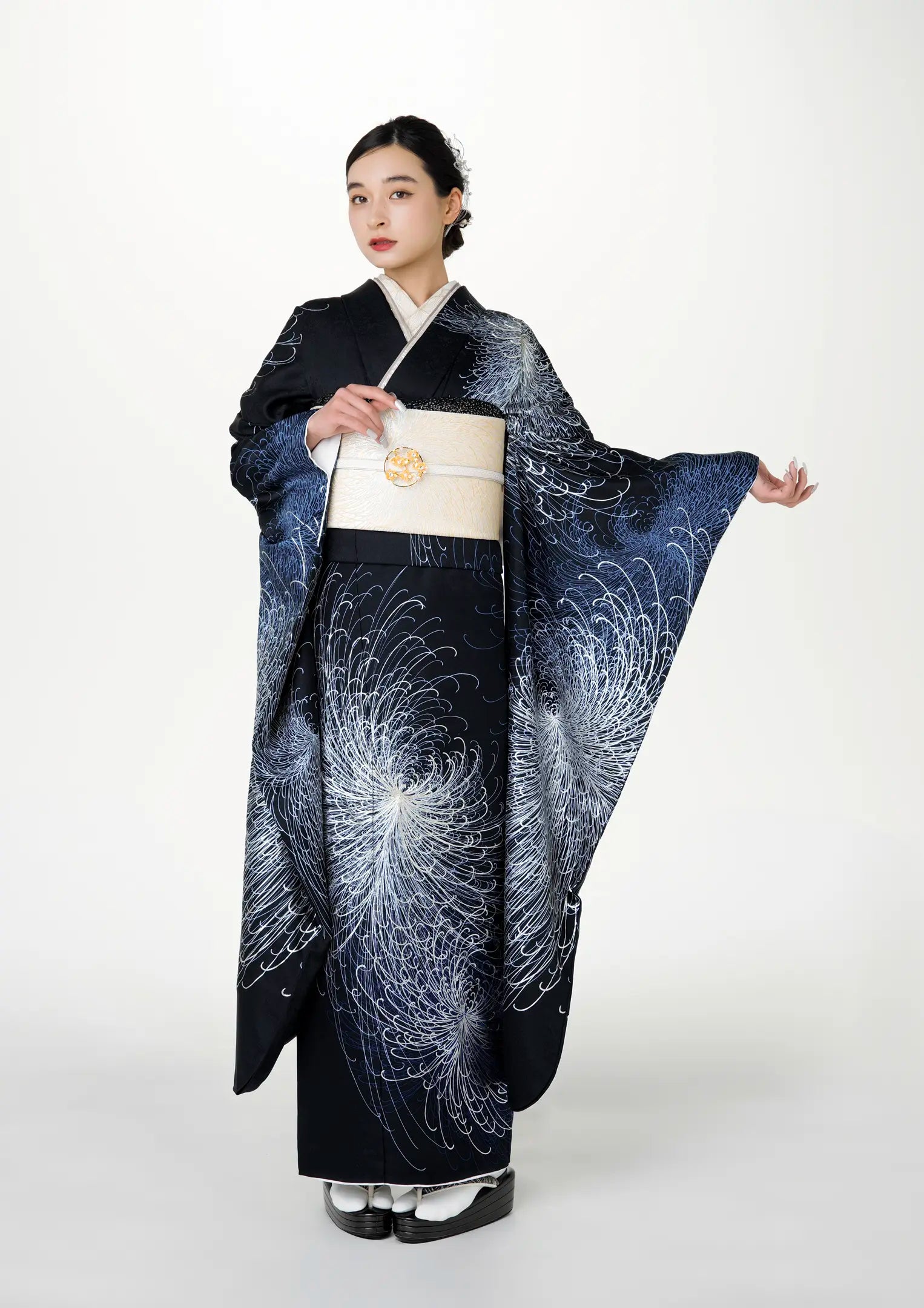 【振袖ネットレンタル：黒地に咲く光の乱菊】大人の色気を粋に表現/KH-584