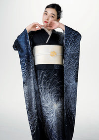 【振袖ネットレンタル：黒地に咲く光の乱菊】大人の色気を粋に表現/KH-584