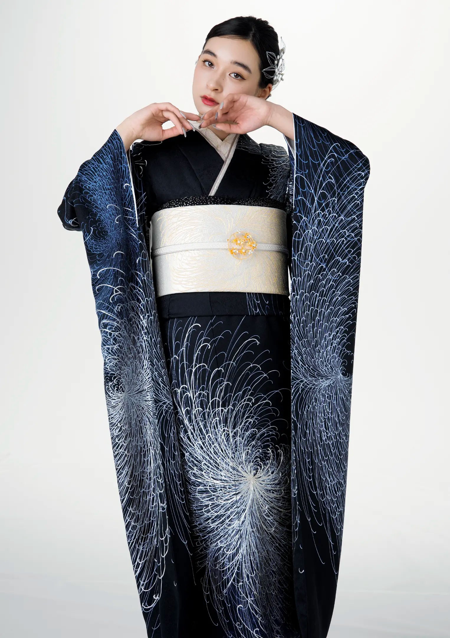 【振袖ネットレンタル：黒地に咲く光の乱菊】大人の色気を粋に表現/KH-584