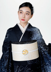 【振袖ネットレンタル：黒地に咲く光の乱菊】大人の色気を粋に表現/KH-584