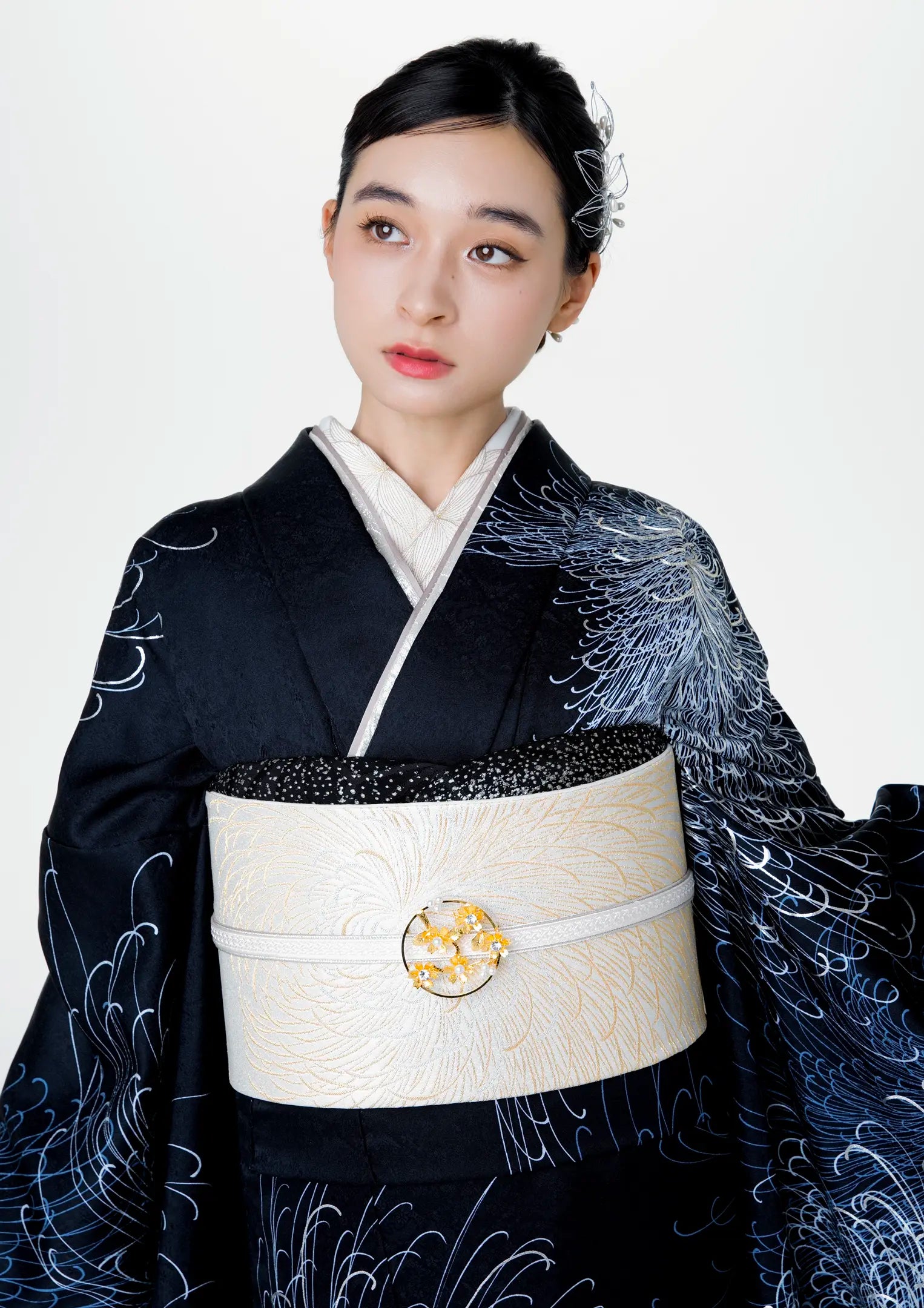 【振袖ネットレンタル：黒地に咲く光の乱菊】大人の色気を粋に表現/KH-584