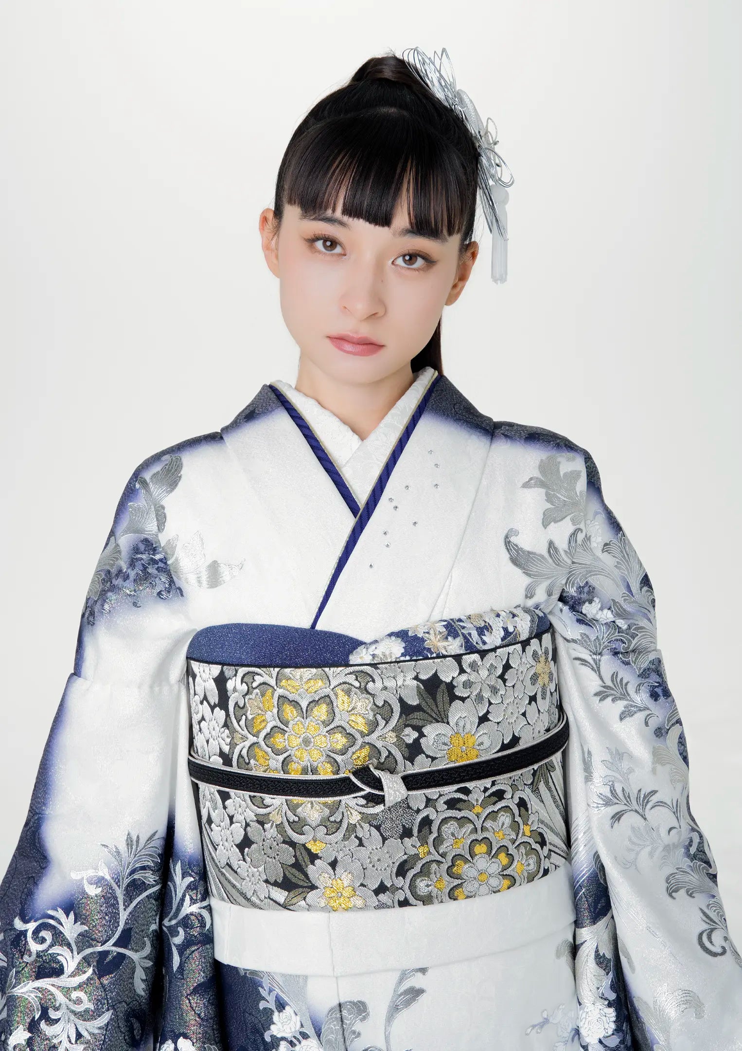 【振袖ネットレンタル：白藍の艶やかな立ち姿】銀が眩しい透明感あふれる一着/KH-590