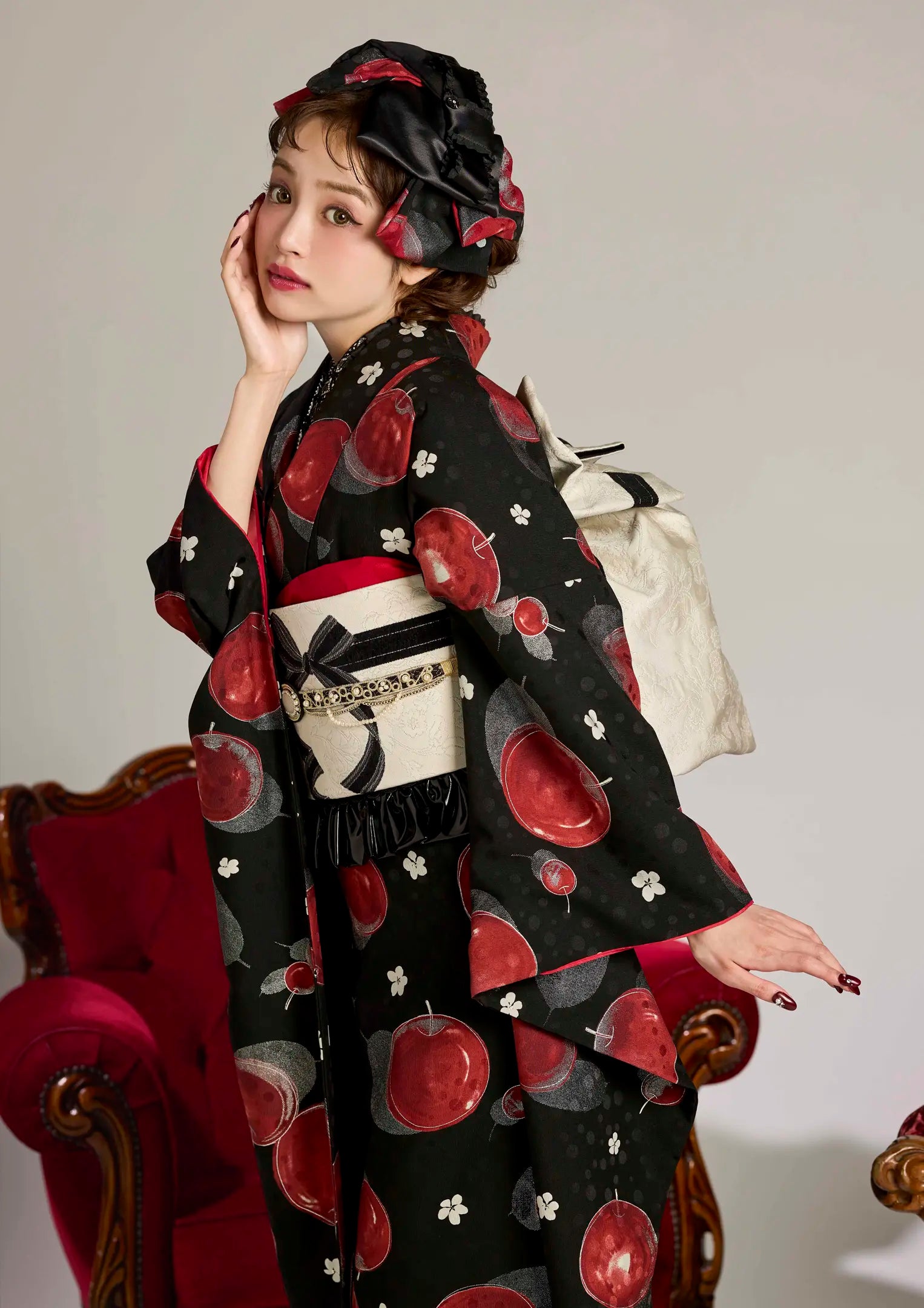 【振袖ネットレンタル：黒に真っ赤なリンゴ】リボンとヘッドドレスでお人形さんに3nd/KH-281