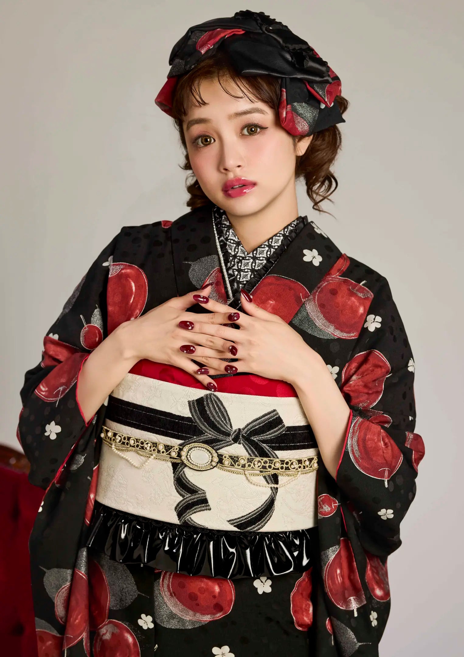 【振袖ネットレンタル：黒に真っ赤なリンゴ】リボンとヘッドドレスでお人形さんに3nd/KH-281
