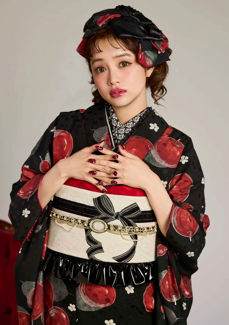 振袖ネットレンタル：黒に真っ赤なリンゴ】リボンとヘッドドレスでお