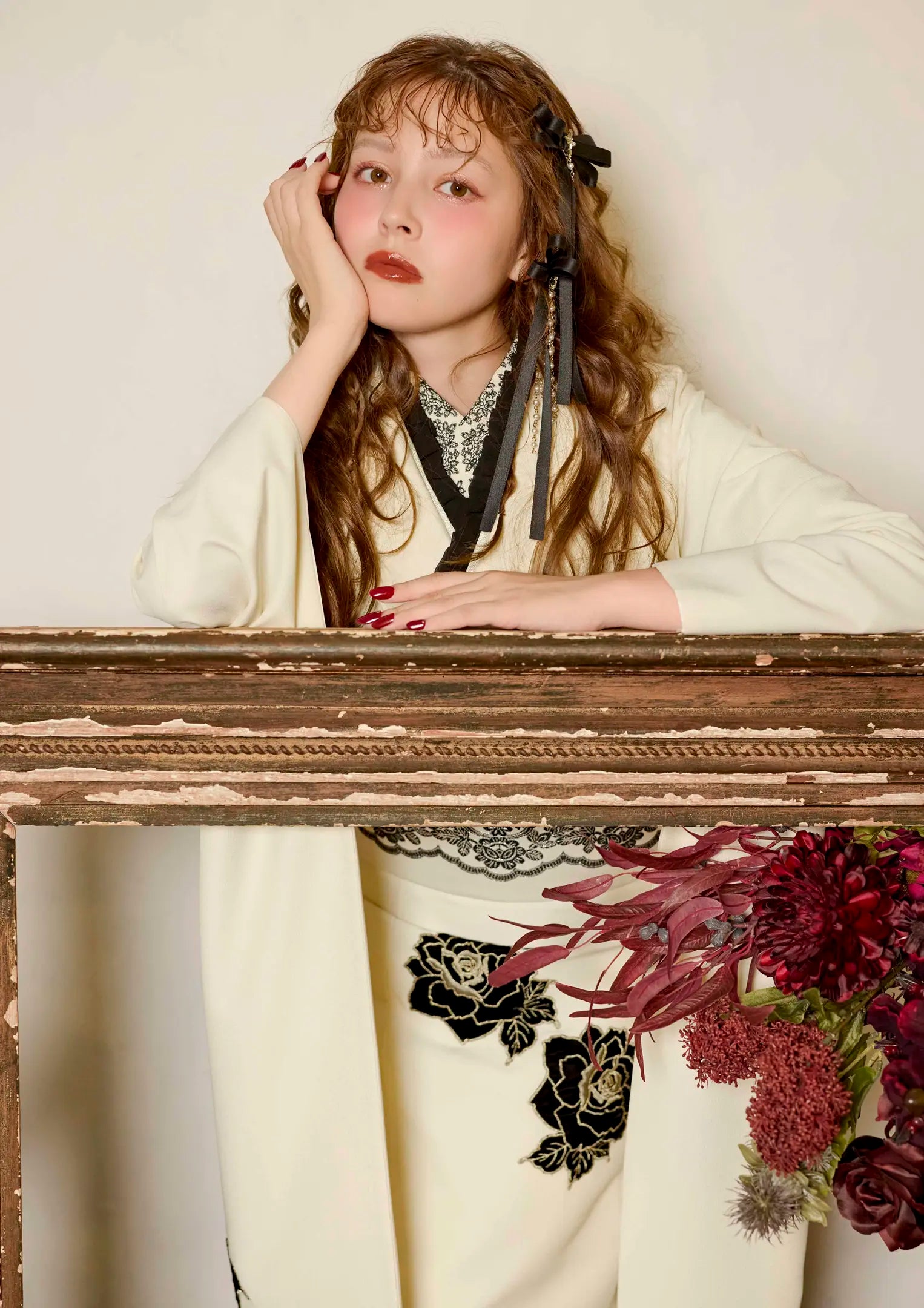 【振袖ネットレンタル：白にバラ】無地に黒のベロアやレースがアクセント2nd/KH-320