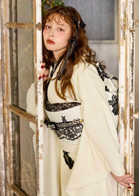 【振袖ネットレンタル：白にバラ】無地に黒のベロアやレースがアクセント2nd/KH-320