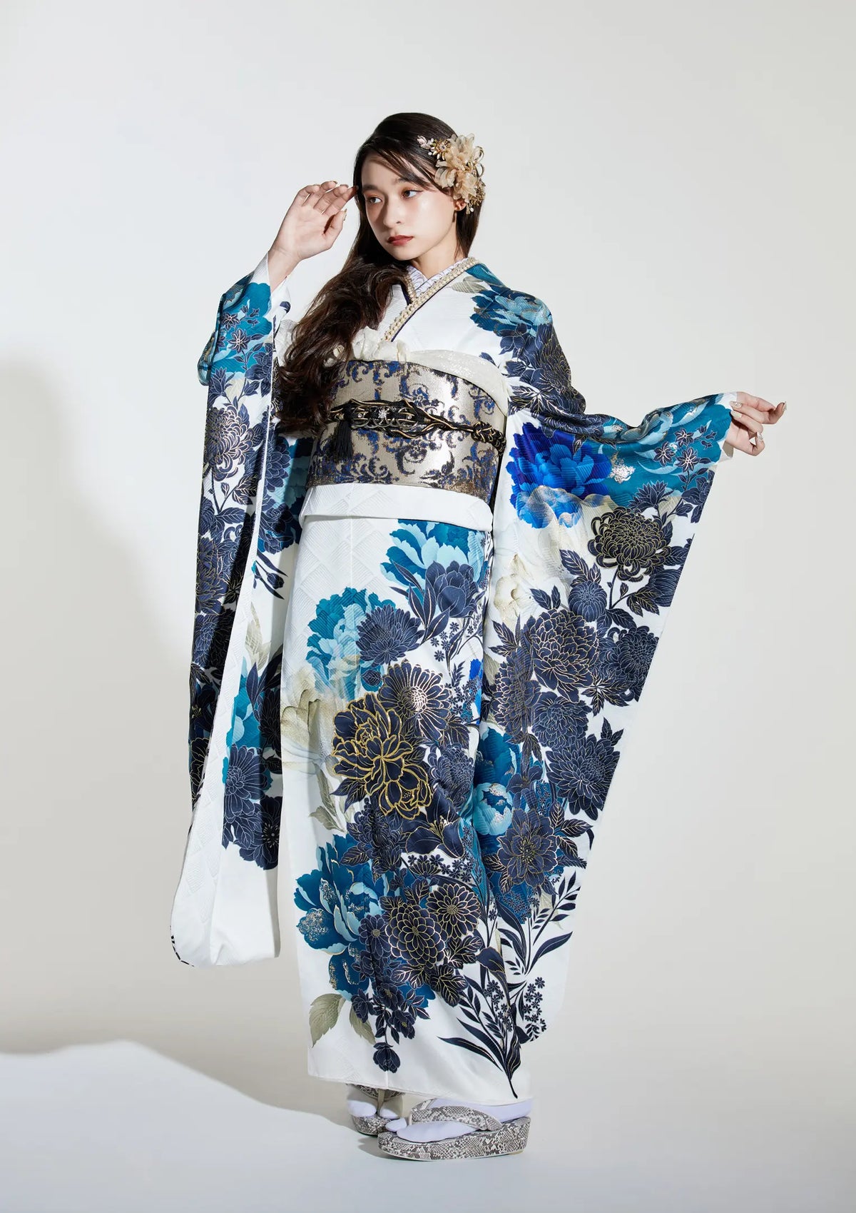 華やかな振袖 着物 青色 花柄 華徒然×吉木千沙都振袖ネットレンタル 華やかな振袖 着物 青色 花柄 華徒然×吉木千沙都振袖ネットレンタル