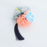 【髪飾り販売：成人式・卒業式に！グレーフラワーとコーラルマムのタッセル付き髪飾りセット】振袖・袴用和装ヘアアクセサリー/hair-012