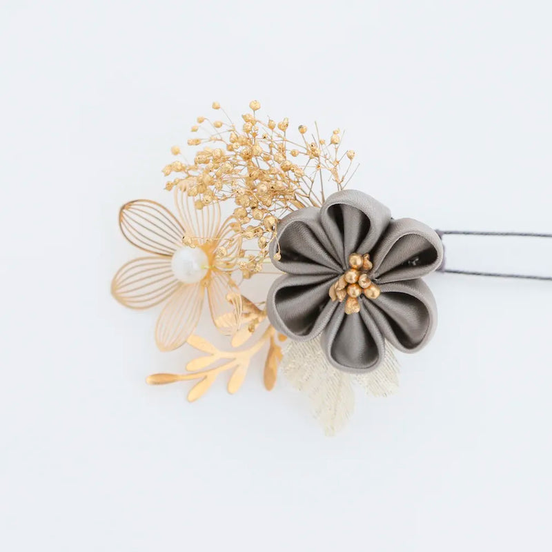 【髪飾り販売：成人式・卒業式に！白×グレーつまみ細工とゴールド飾りの髪飾り2点セット】振袖・袴用和装ヘアアクセサリー/hair-025