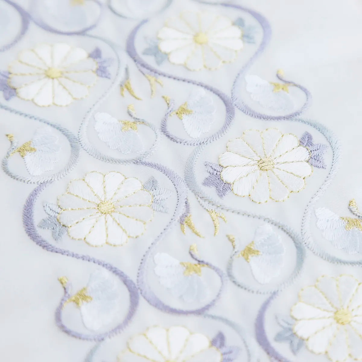 【半衿販売】くすみブルーでお洒落なワンポイント！古典柄振袖にもおすすめな菊唐草半衿