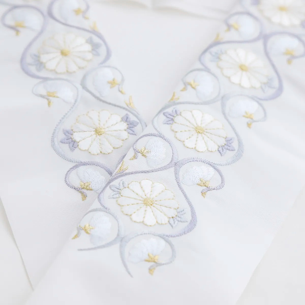 【半衿販売】くすみブルーでお洒落なワンポイント！古典柄振袖にもおすすめな菊唐草半衿