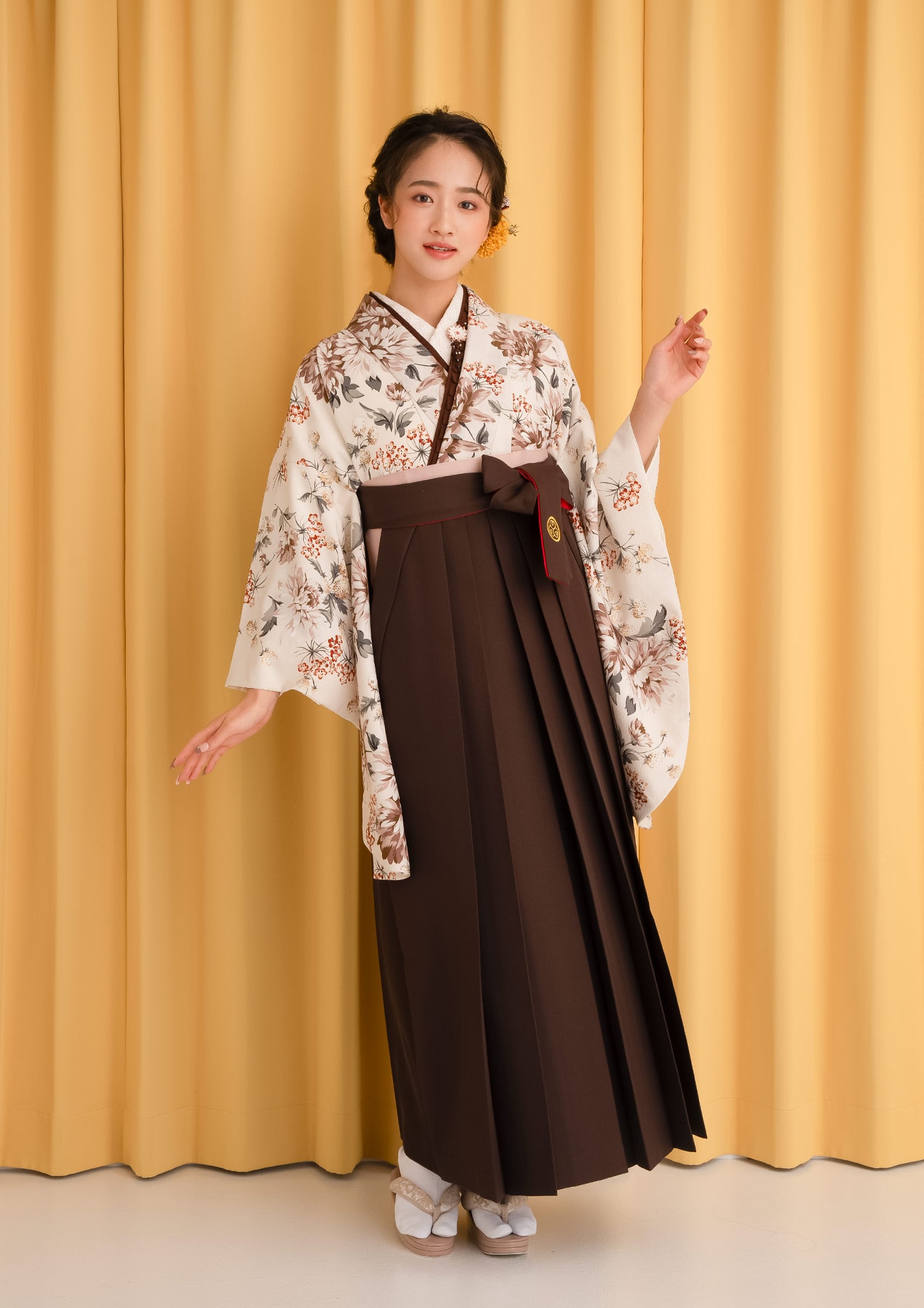 袴ネットレンタル：白に優しいピンク】花柄がかわいいブラウンが