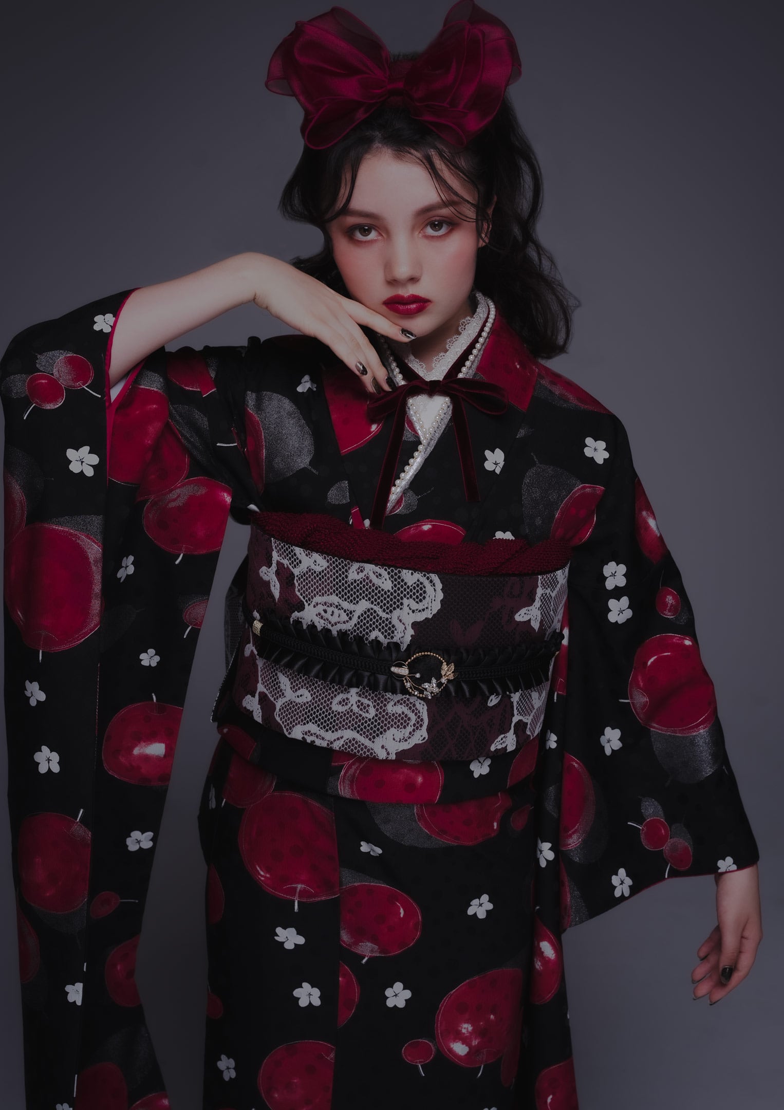 振袖ネットレンタル：黒に真っ赤なリンゴ】リボンとヘッドドレスでお人形さんに/KH-281 – kimono-hearts-onlinestore