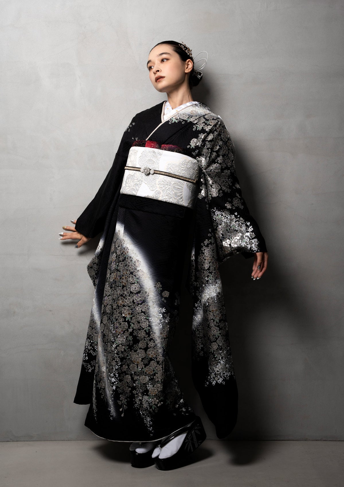 振袖ネットレンタル：黒に銀箔】クールで華やか/KH-440 – kimono 