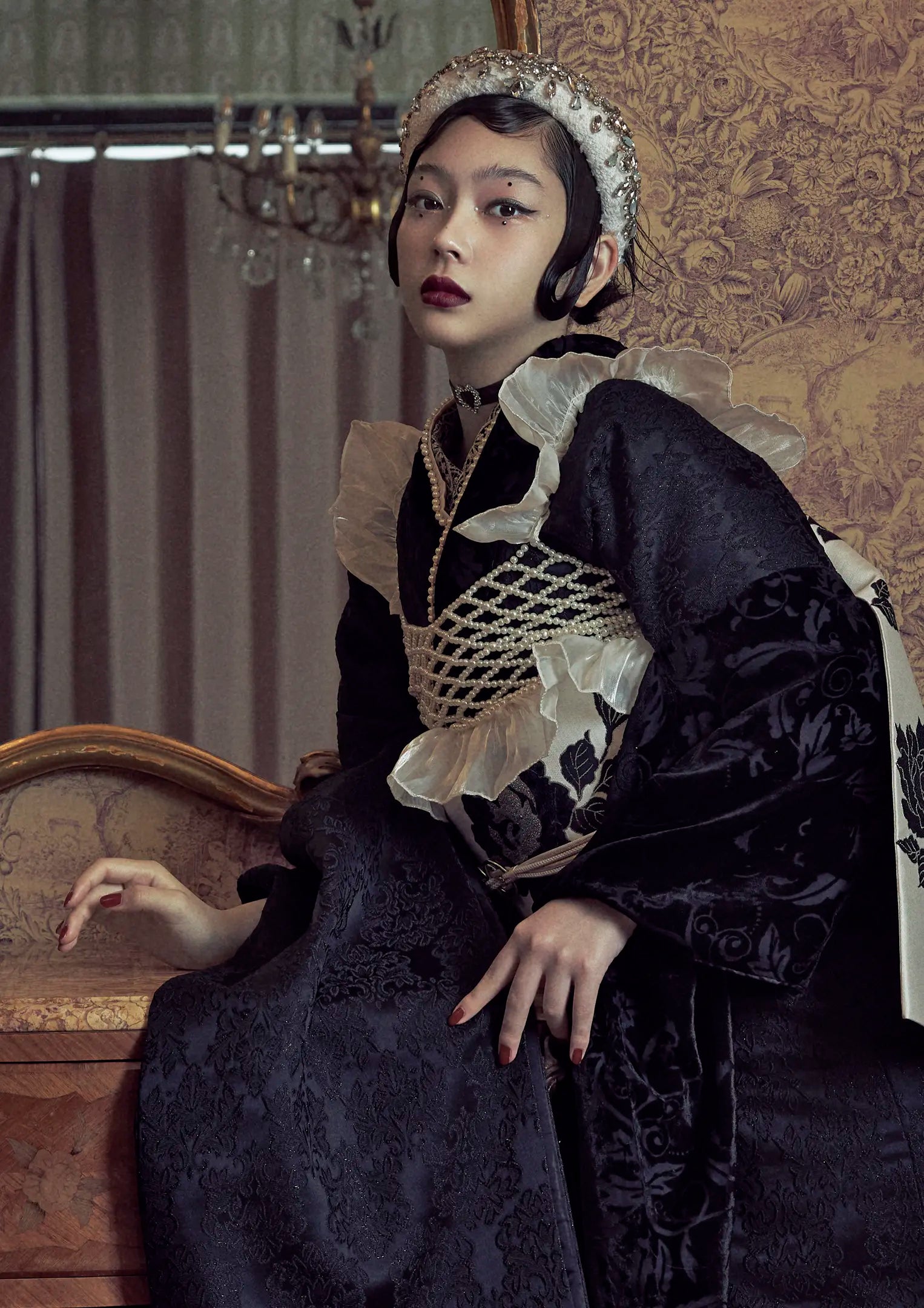 【振袖ネットレンタル：シンプルな黒ベロア】素材が切り替わる珍しいデザイン/FL-0107