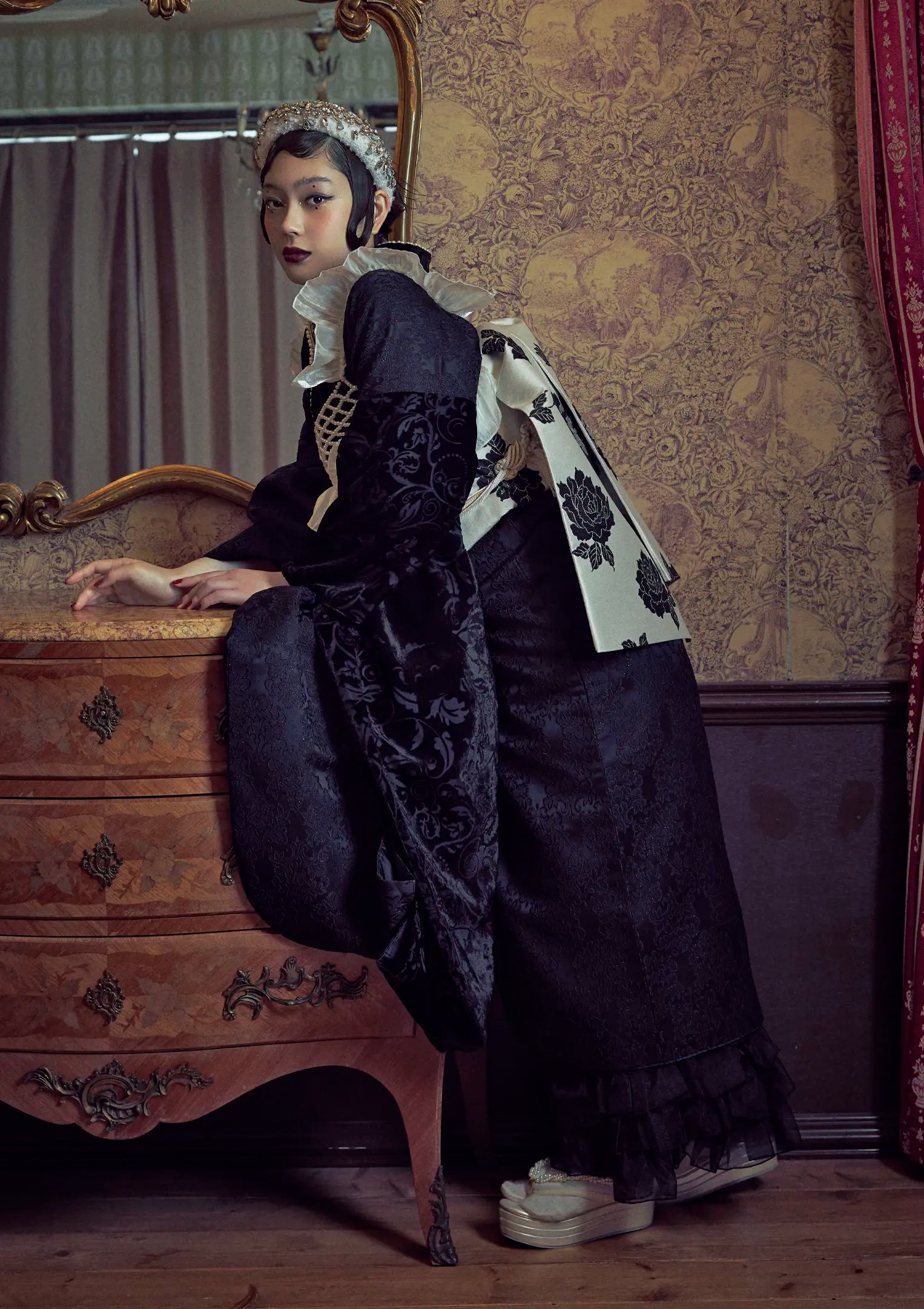 【振袖ネットレンタル：シンプルな黒ベロア】素材が切り替わる珍しいデザイン/FL-0107