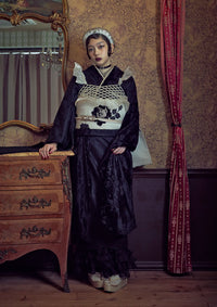 【振袖ネットレンタル：シンプルな黒ベロア】素材が切り替わる珍しいデザイン/FL-0107