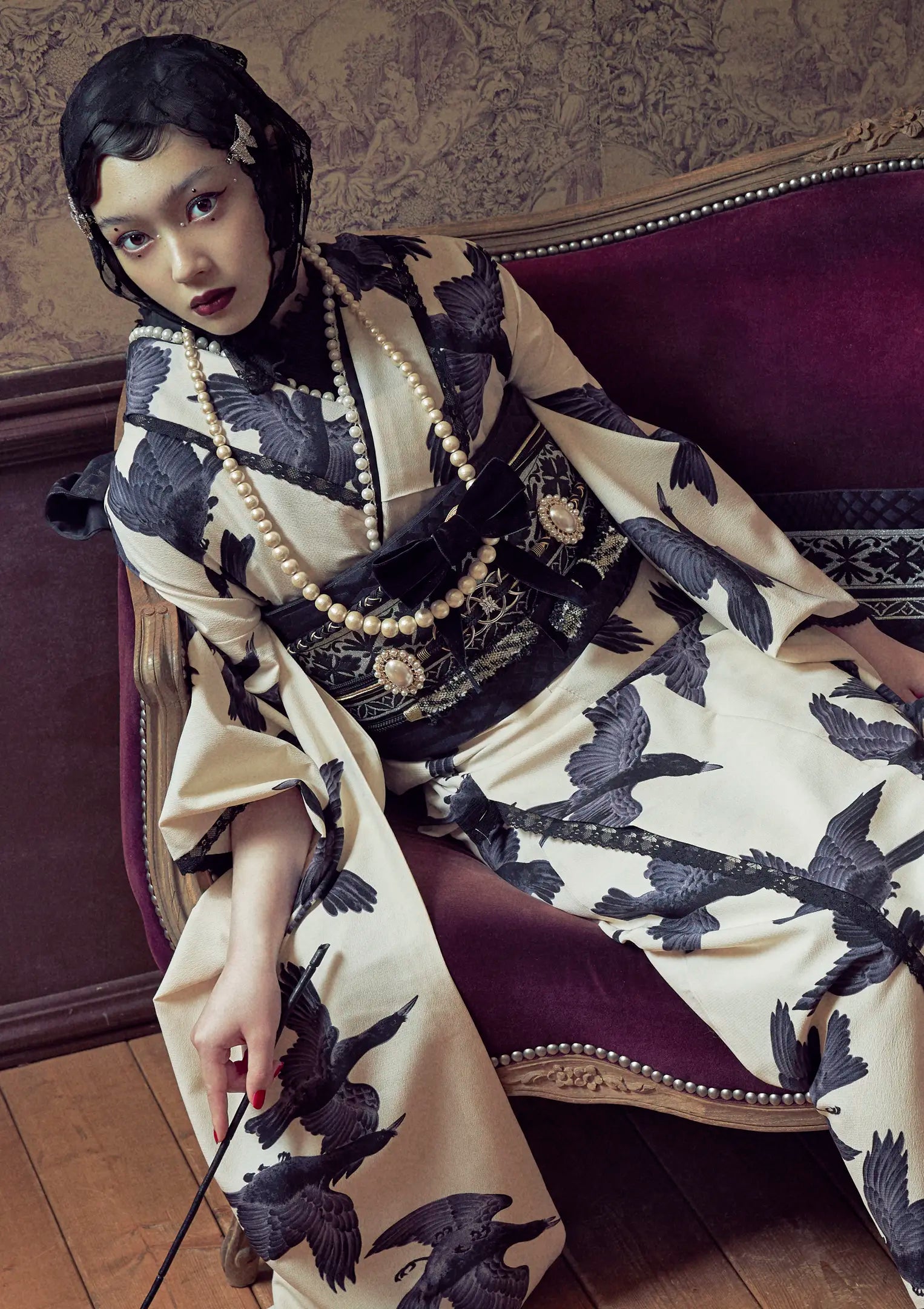 【振袖ネットレンタル：八咫烏に誘われて】モノトーンをレースやパールでドレッシーに着こなす/KH-608