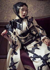 【振袖ネットレンタル：八咫烏に誘われて】モノトーンをレースやパールでドレッシーに着こなす/KH-608