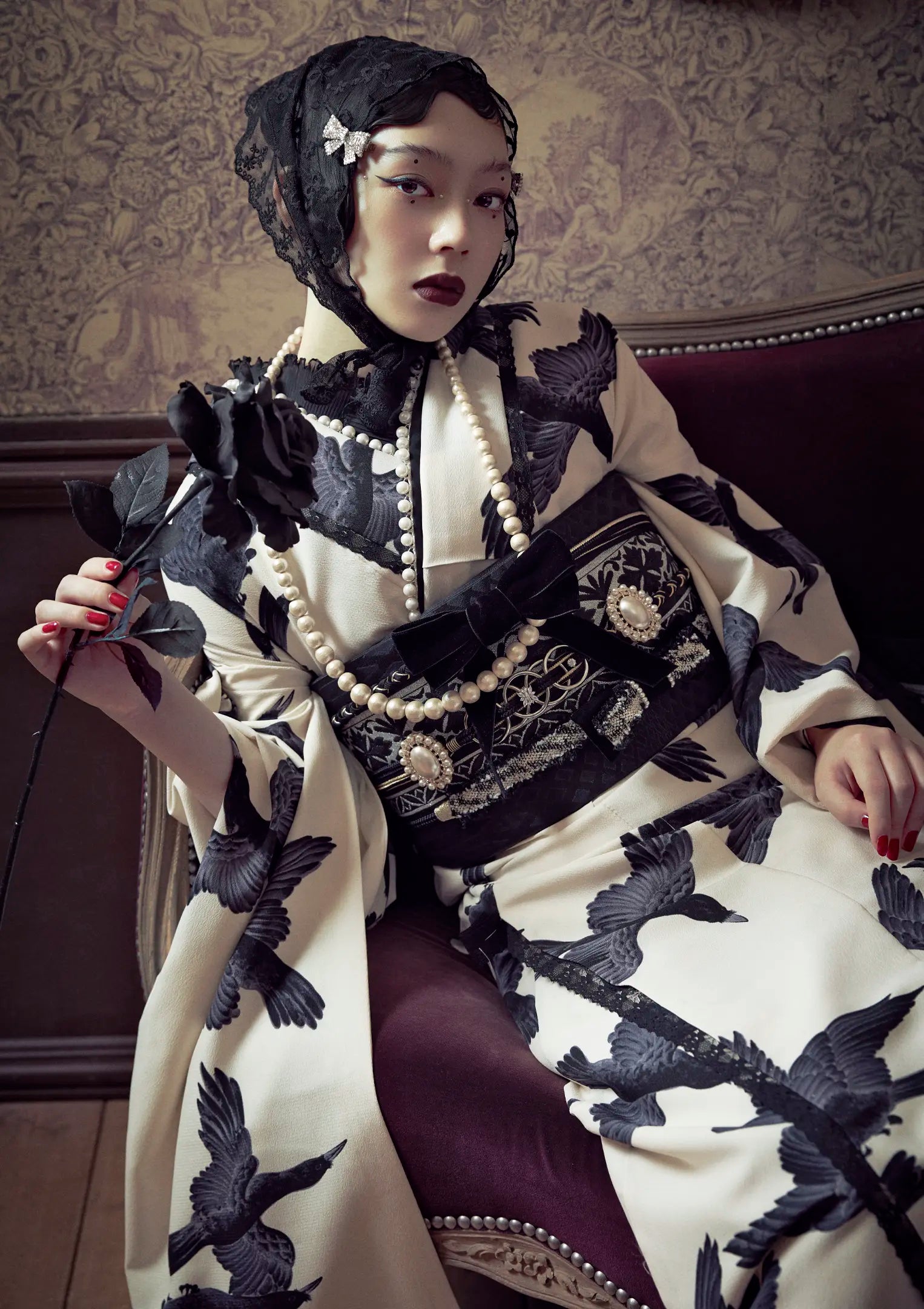 【振袖ネットレンタル：八咫烏に誘われて】モノトーンをレースやパールでドレッシーに着こなす/KH-608