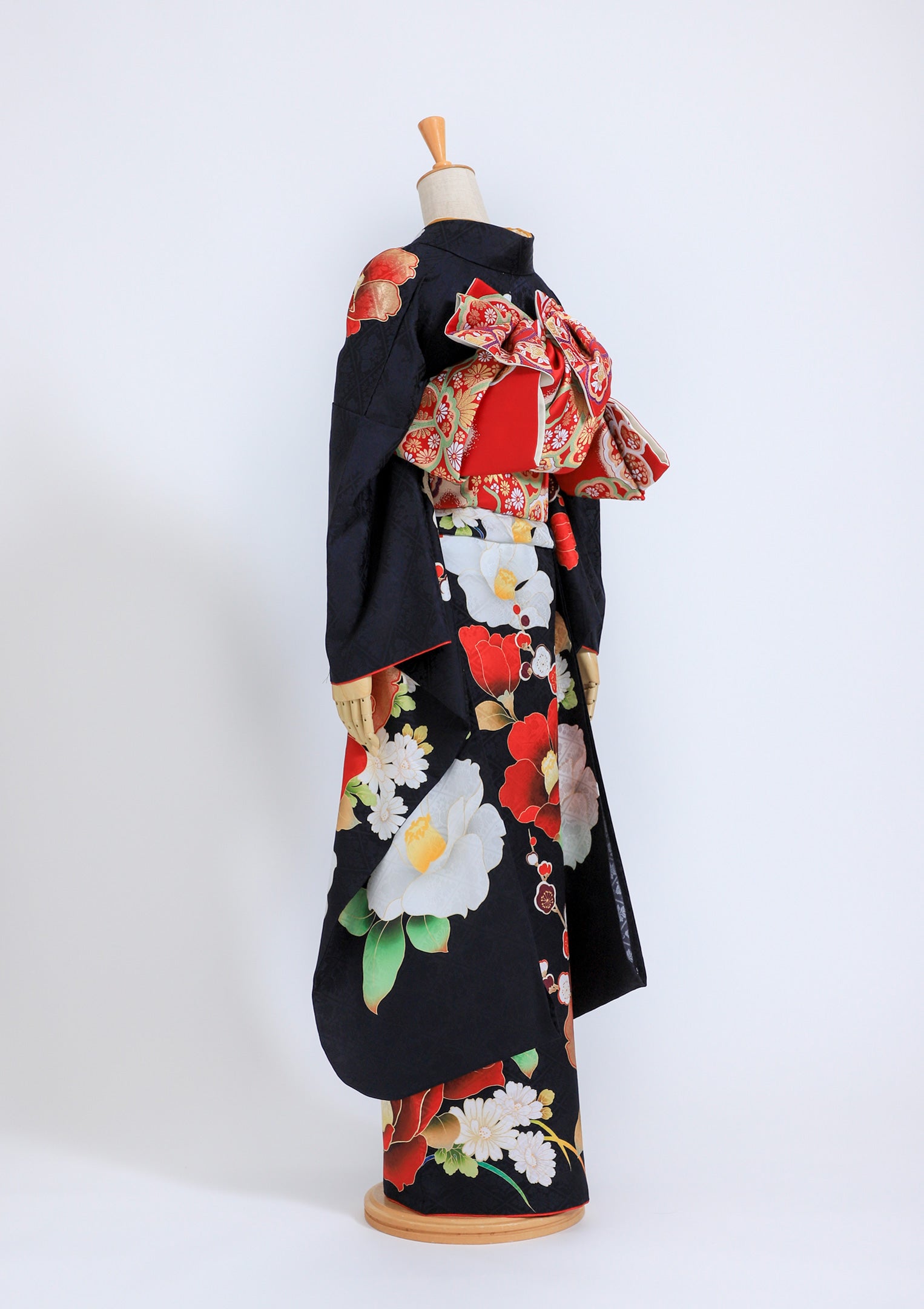 振袖ネットレンタル：深い紺色に白と黒の大きい椿が華やかでモダン