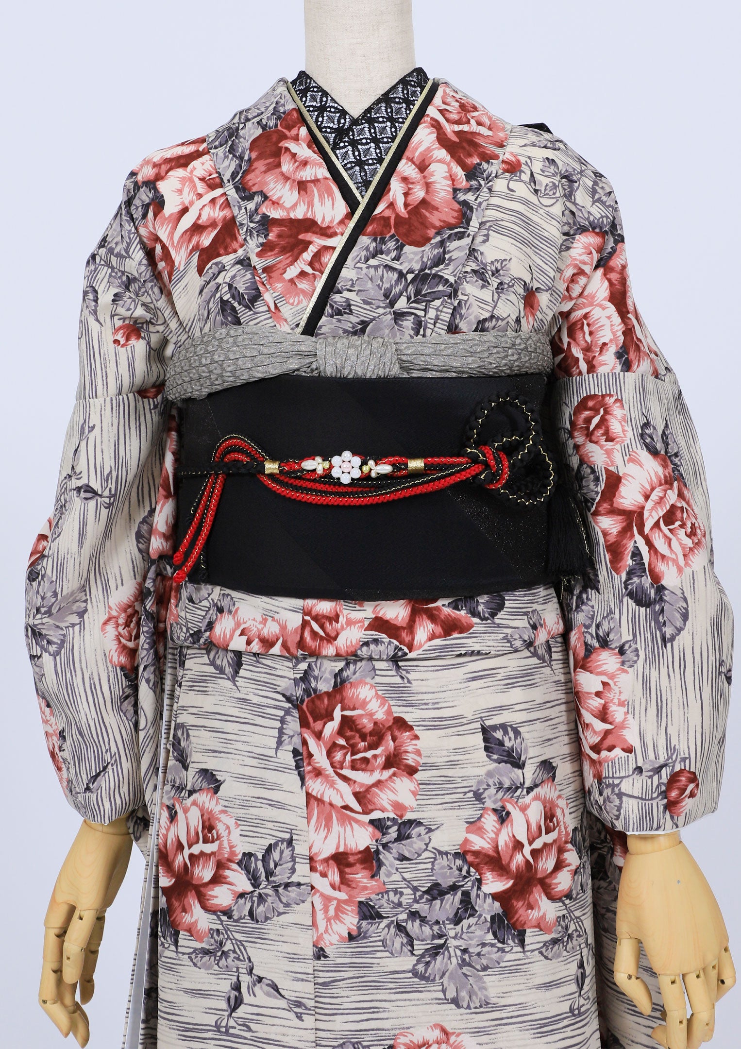 薔薇柄　羽尺反物 振袖ネットレンタル：モノトーンに映える赤いローズがどこか洋風