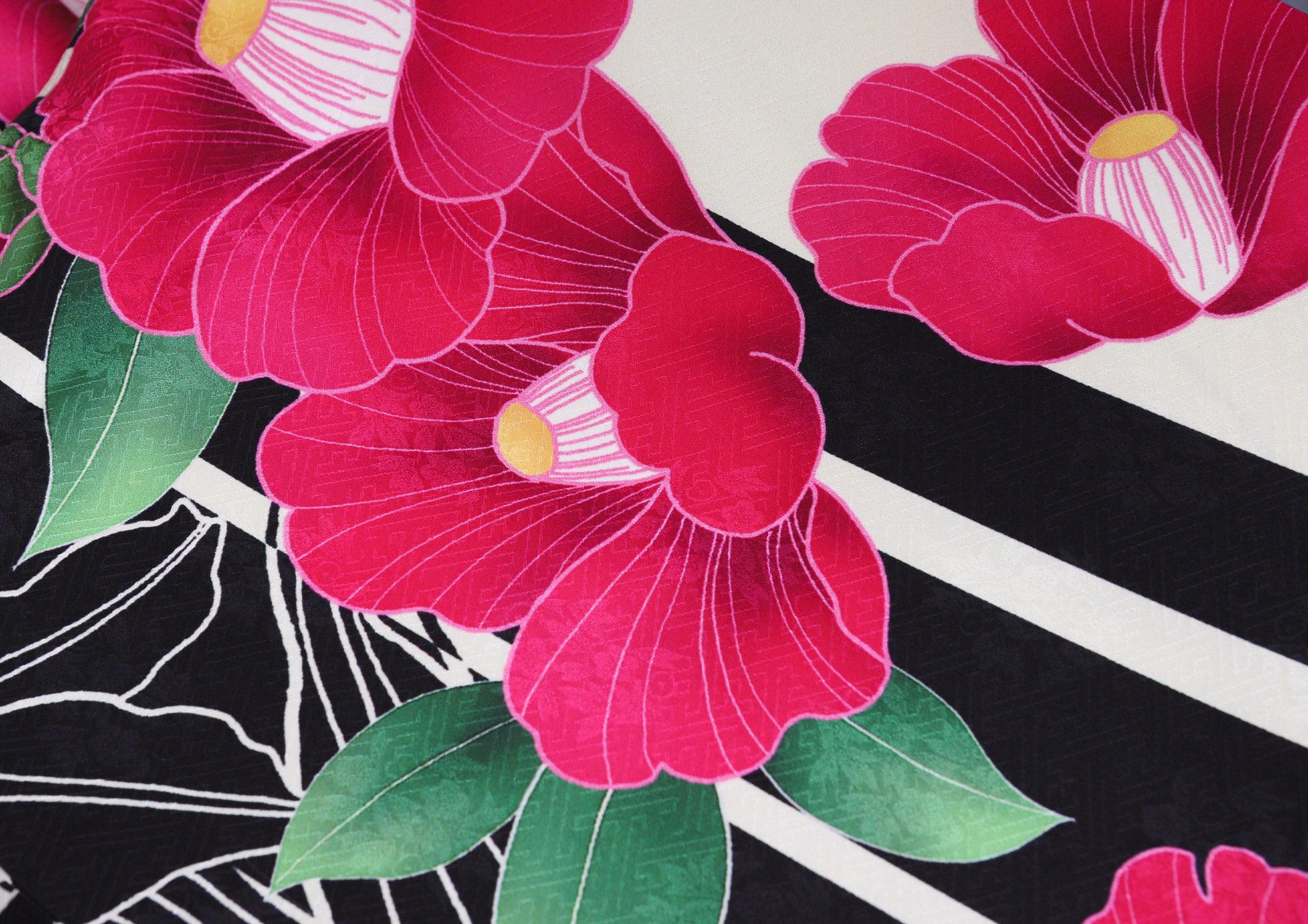 振袖ネットレンタル：白黒ストライプ】ピンクの椿にシルバーの帯を