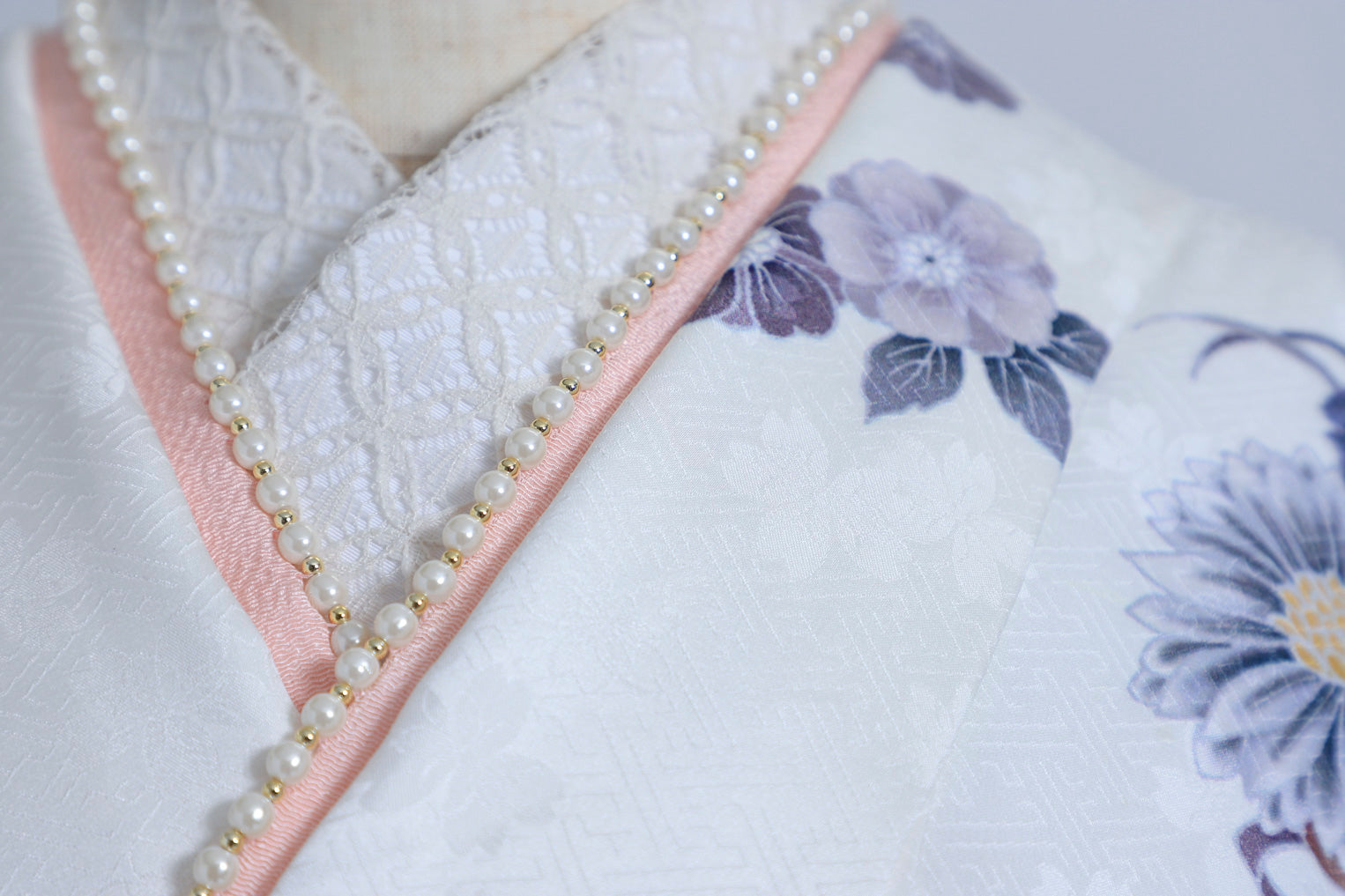 振袖ネットレンタル：透明感のある白に紫の花が咲いて美しく上品に