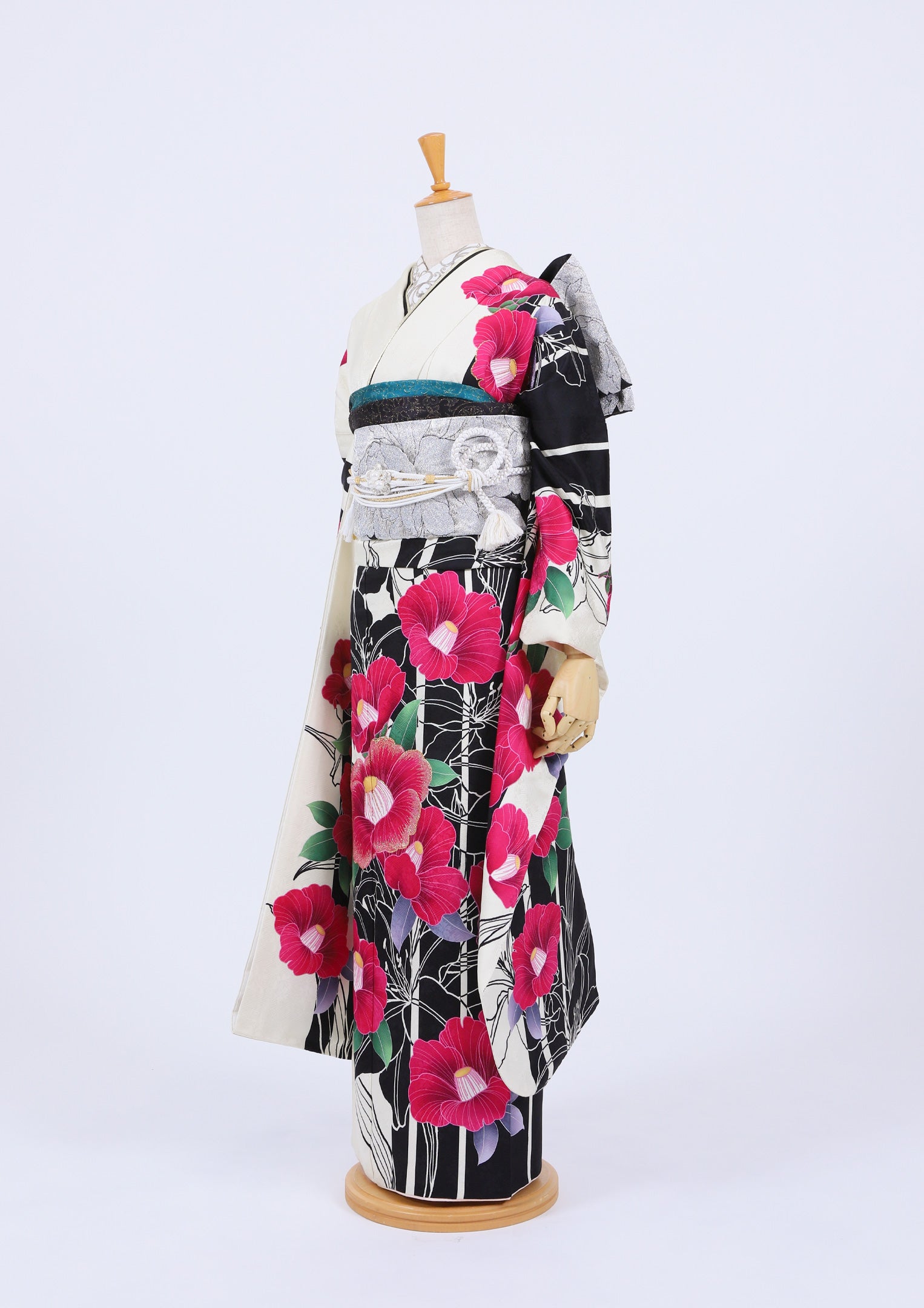 振袖ネットレンタル：白黒ストライプ】ピンクの椿にシルバーの帯を