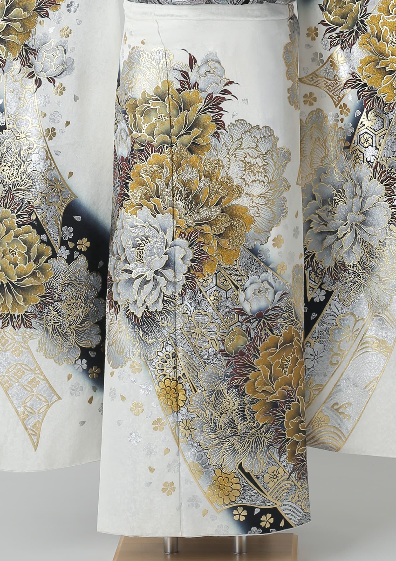 白地に黒金のシックな小花の振袖フルセット 振袖ネットレンタル：白とゴールド】煌めきを黒色で引き締めて