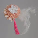 【髪飾り：ピンクベージュの大きい花にふわふわの羽が最高にかわいい】hair-52