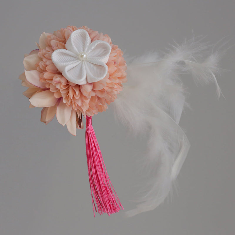 髪飾り：ピンクベージュの大きい花にふわふわの羽が最高にかわいい 