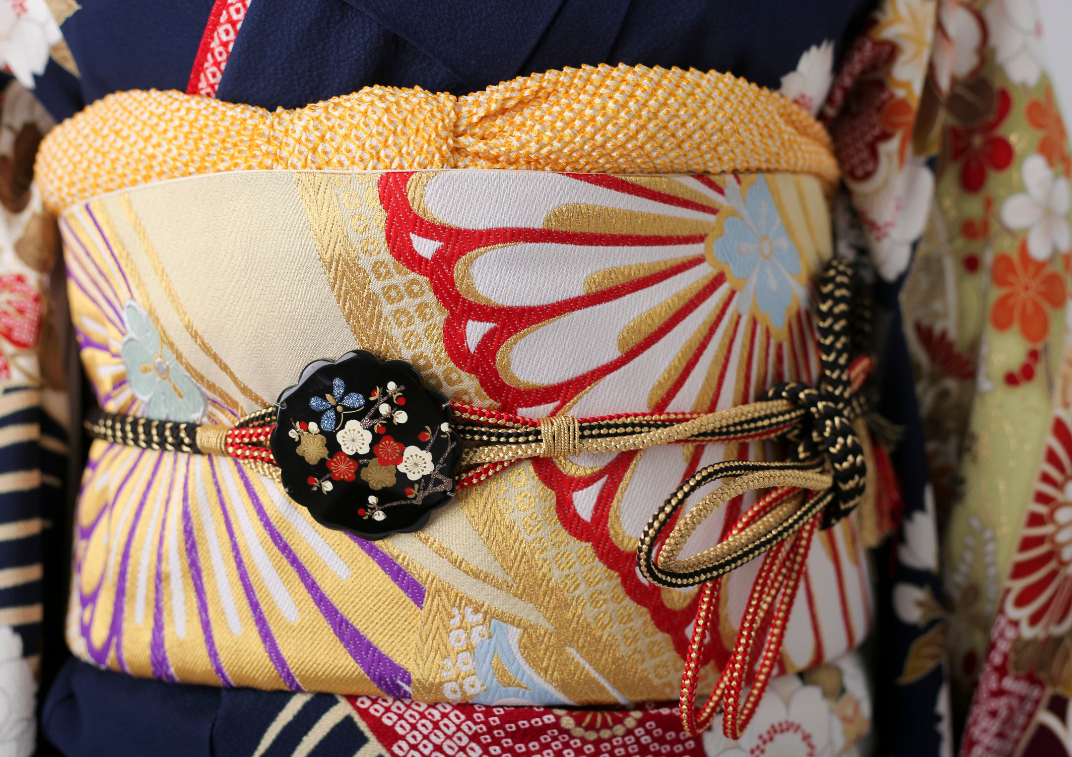 振袖フルセット(9点)・宮殿花園・可憐な古典柄・くすみ系・花模様 可憐な小花柄 白地の古典柄振袖｜振袖ギャラリー | 成人式の振袖