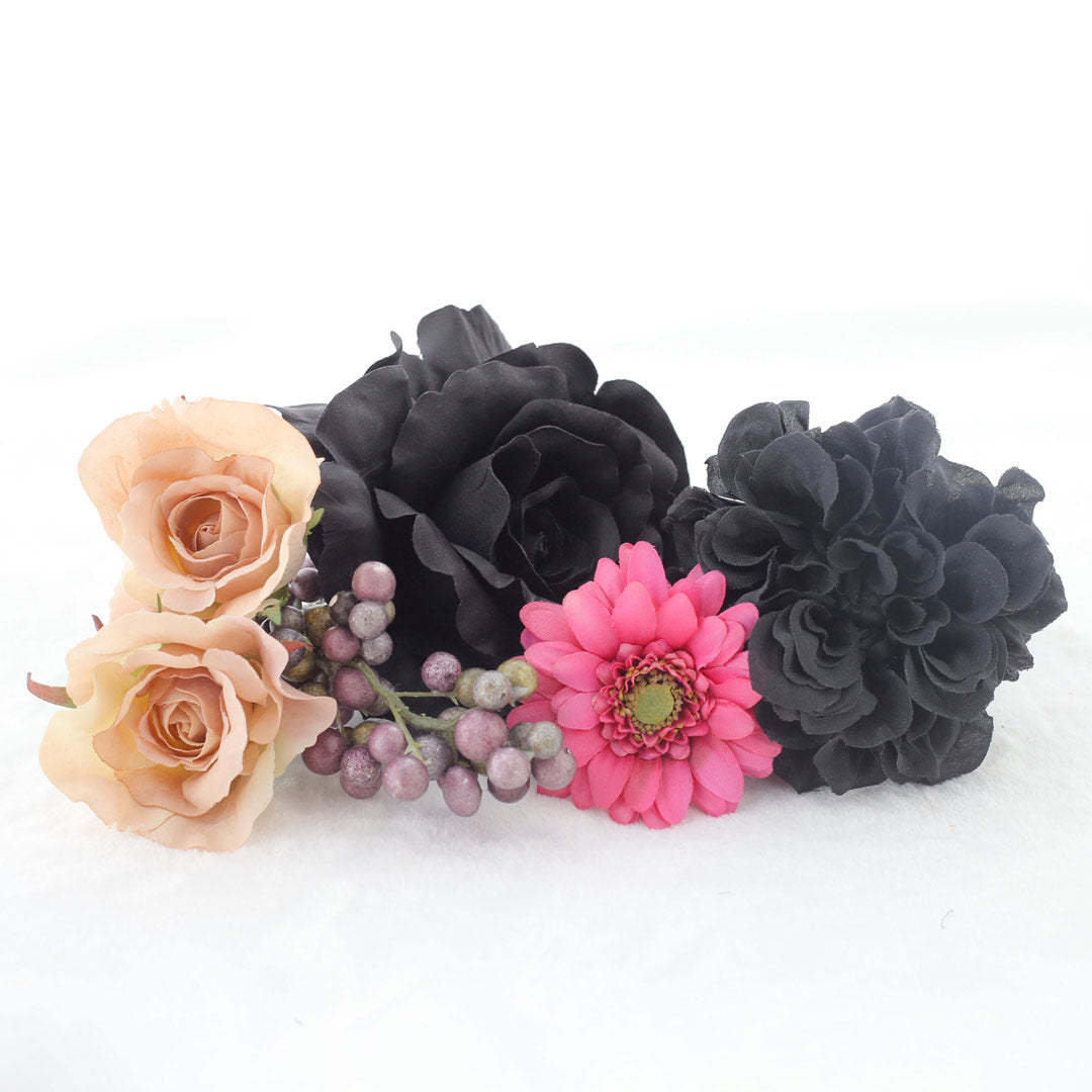 髪飾り：ブラックローズにベージュのバラやガーベラの花飾り