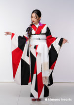 【振袖レンタル：川端美由コラボ】モダンな赤と白と黒の配色に個性的なデザインが珍しい